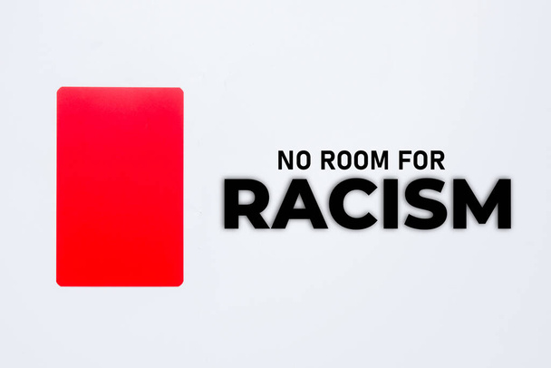 Zdjęcie czerwonej kartki ze słowem "nie ma miejsca na rasizm". Wojna z rasizmem. - Zdjęcie, obraz