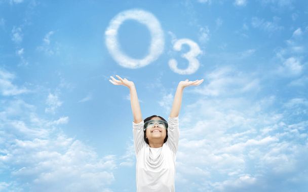 Παιδί της επιστήμης χαρούμενος καθαρός αέρας στον καθαρό ουρανό με το σύννεφο ως σύμβολο του όζοντος. η έννοια του καλού περιβάλλοντος για την παγκόσμια ημέρα του όζοντος.  - Φωτογραφία, εικόνα