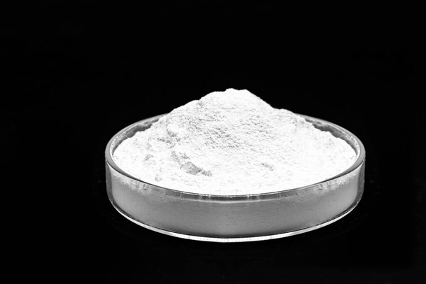 Le chlorure d'étain ou chlorure d'étain est un solide cristallin blanc utilisé comme agent réducteur dans les solutions acides et dans les bains électrolytiques pour la galvanoplastie.. - Photo, image