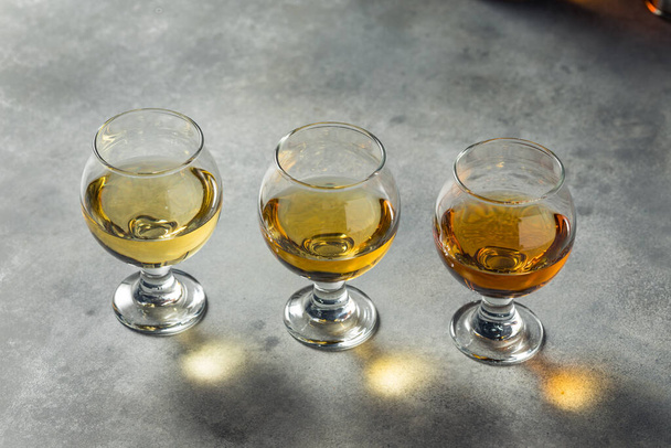 Boozy Smokey Whiskey Flight in Three Glasses - Foto, Imagem