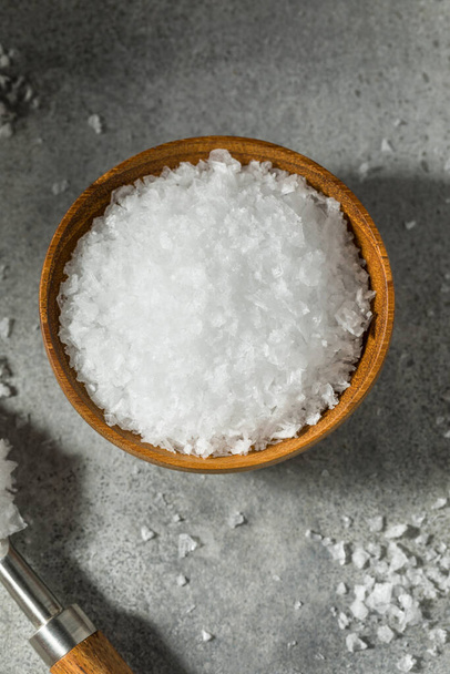 Organic Raw Flakey Sea Salt in a Bowl - Foto, immagini