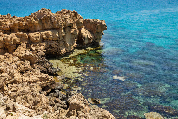 Merimaisema Cape Greco niemimaalla, Kypros. Se on vuoristoinen niemimaa kansallispuisto, rock polkuja, turkoosi laguuni ja luonnonkivi silta. - Valokuva, kuva