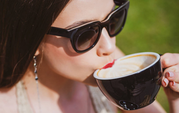 Fashion girl enjoyng coffee outdoor. cappuccino americano latte espresso. - Φωτογραφία, εικόνα