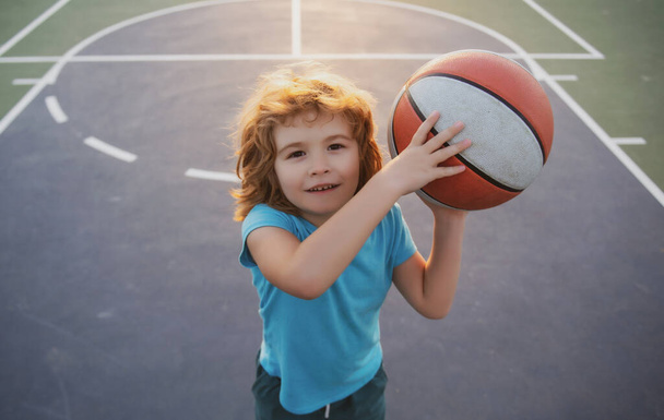 Cute child playing basketball. Sport for kids. - Foto, afbeelding