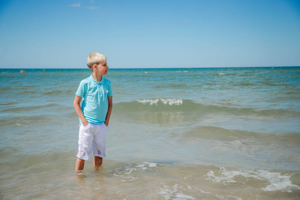 Menino adolescente em vocação de verão na praia - Foto, Imagem