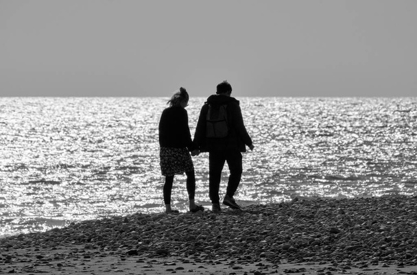 Italie, Sicile, Playa Grande (province de Raguse) ; couple marchant sur la plage - Photo, image
