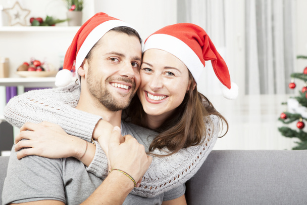mladý pár šťastný obejmout a rád Vánoce - Fotografie, Obrázek