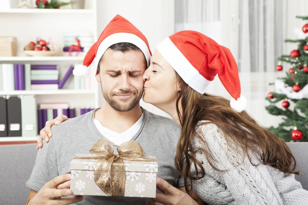 erkek Noel hediyesini şüpheci görünüyor - Fotoğraf, Görsel