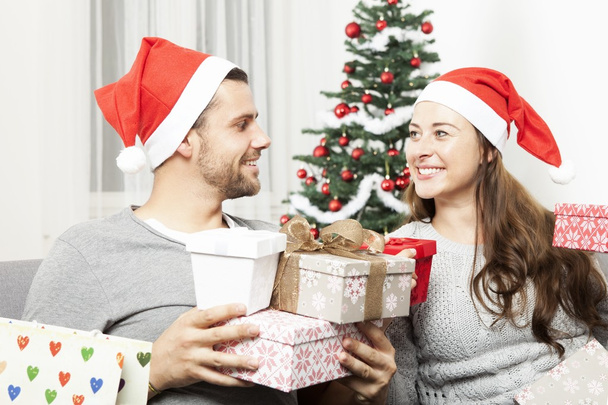 ζευγάρι δίνοντας χριστουγεννιάτικα δώρα - Φωτογραφία, εικόνα