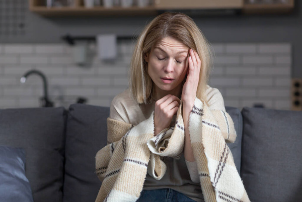 Θλιβερή γυναίκα στο σπίτι κάθεται στον καναπέ μόνη της στην κατάθλιψη κλαίγοντας - Φωτογραφία, εικόνα