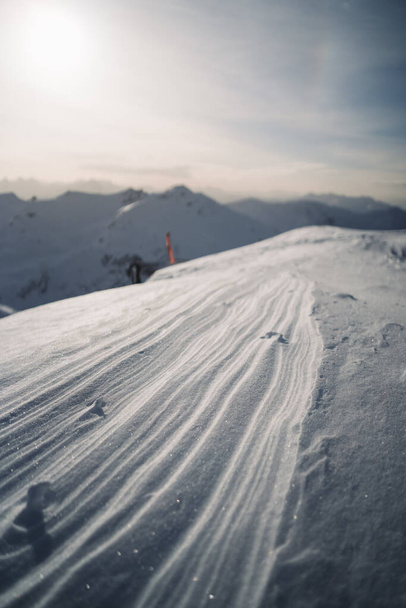Karlı yamaç - dağlarda kayak yapmak için mükemmel bir hava. - Fotoğraf, Görsel