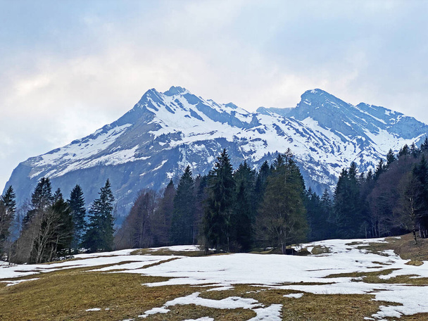 Lumihuippuiset alppipiikit Turner (2069 m) ja Diethelm (2093 m) Wagitalersee (tai Waegitalersee), Innerthal - Schwyzin kantoni, Sveitsi (Schweiz) - Valokuva, kuva