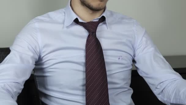 развязывание галстука
 - Кадры, видео