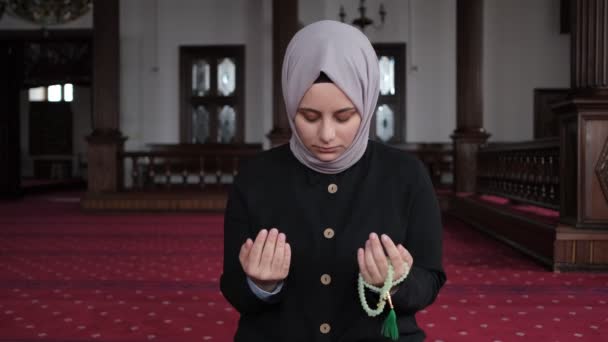 musulmana chica orando en masjid - Metraje, vídeo