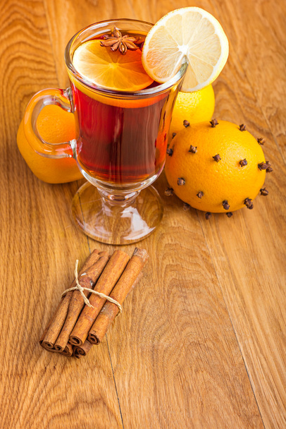 Mulled wine  with  spices and orange - Φωτογραφία, εικόνα