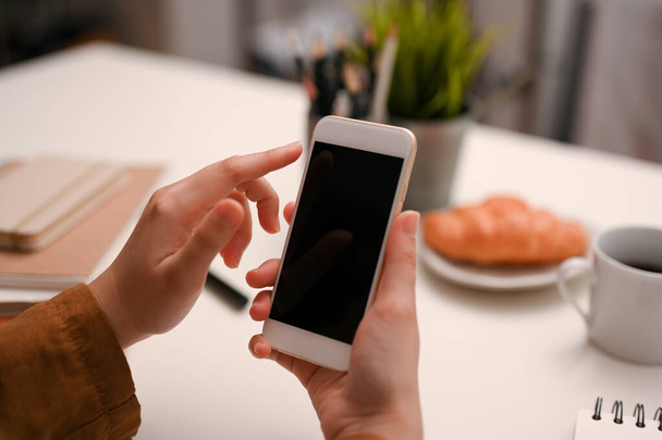 Крупный план, женский отпечаток пальца на экране смартфона, черный макет смартфона. обрезанное изображение - Фото, изображение