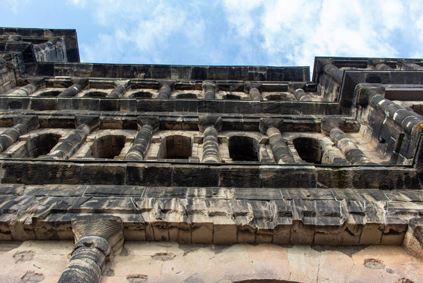 Tento obrázek ukazuje pozadí textury pohled na Porta Nigra, římské postavené opevněné kamenné zdi, postavené ve 2. století v Trier, Německo. - Fotografie, Obrázek