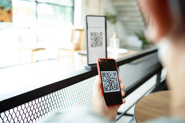 Qr platba kódem. Peněženka. Man scanning tag přijata generovat digitální plat bez peney.scanning QR kód on-line nakupování bezhotovostní platební a ověřovací technologie - Fotografie, Obrázek