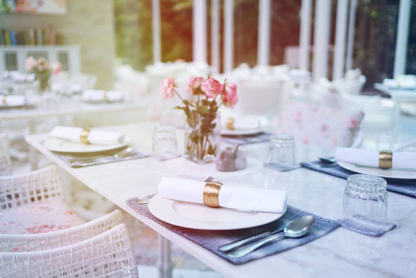 Das Hochzeitsdekor. Tische für eine Party oder einen Hochzeitsempfang gedeckt. Luxus elegante Tischdekoration Abendessen in einem Restaurant. Gläser und Geschirr. Saal für Bankette und Hochzeiten - Foto, Bild