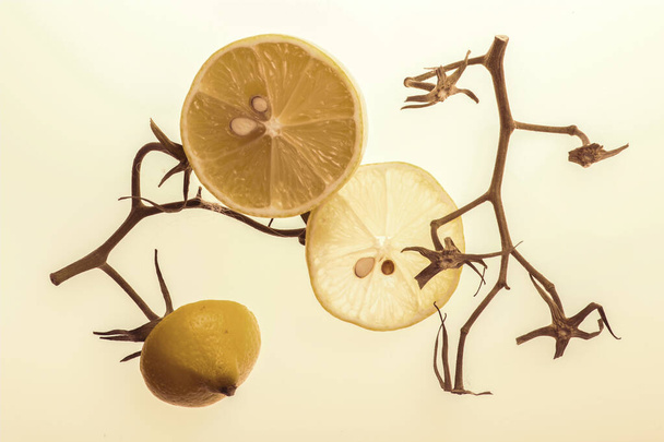 Řezané plátky citronu a rajčat na lehkém podkladu - Fotografie, Obrázek