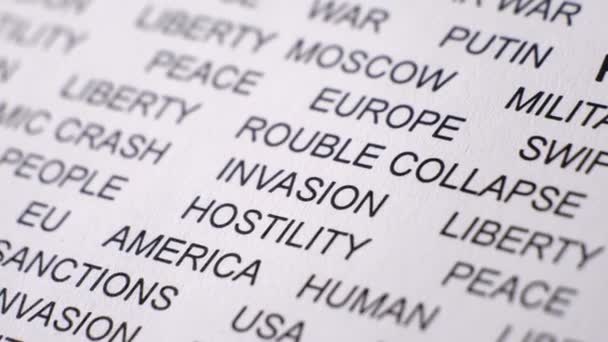 Close-up shot van RUSSIA ATTACK geschreven op wit papier. Militaire activiteiten - Video