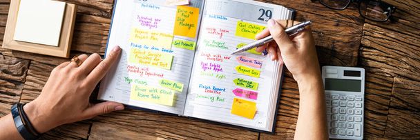 Calendar Schedule Agenda Or Organizer At Desk - Foto, immagini