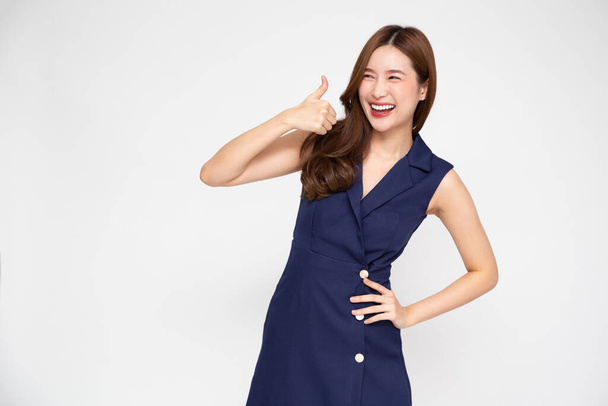 glimlachen jong aziatisch vrouw tonen duimen omhoog geïsoleerd op wit achtergrond - Foto, afbeelding