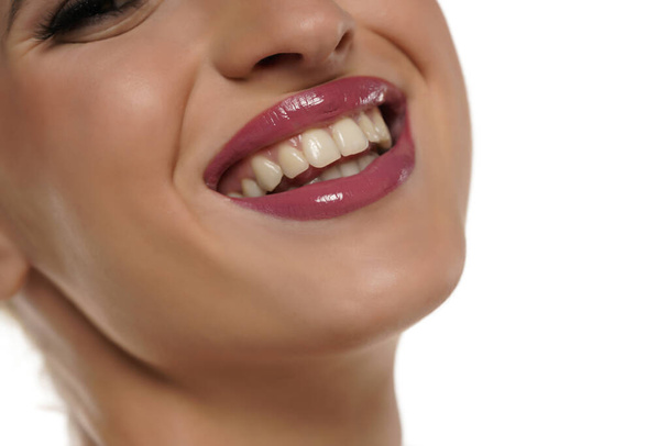 Bel sorriso di giovane donna con denti bianchi sani - Foto, immagini