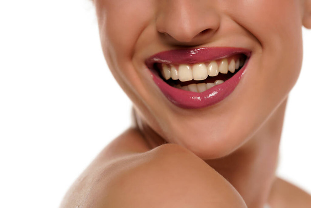 健康な白い歯を持つ若い女性の美しい笑顔 - 写真・画像