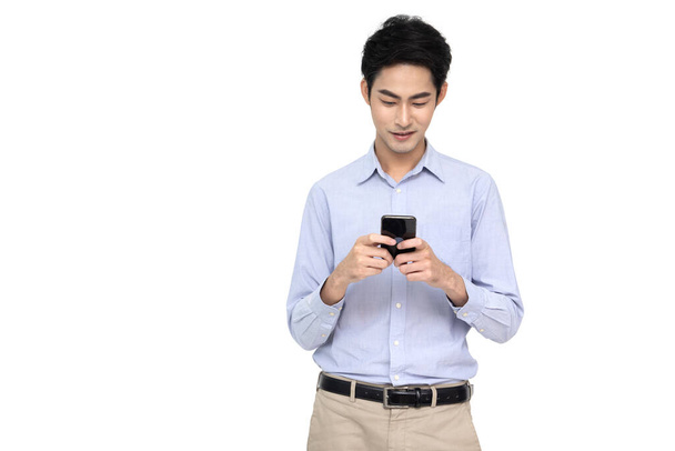 Giovane uomo asiatico utilizzando smartphone e ricevendo buone notizie dal messaggio su applicazione di chat mobile isolato su sfondo bianco - Foto, immagini