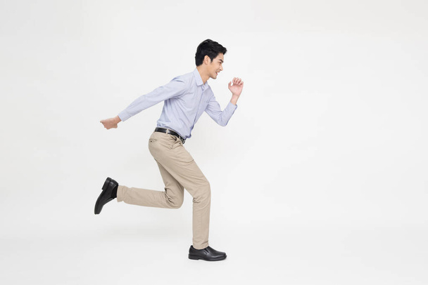 Junger asiatischer Geschäftsmann läuft isoliert auf weißem Hintergrund vor - Foto, Bild
