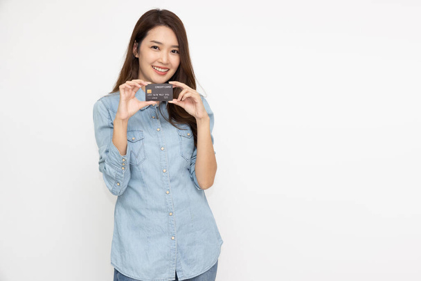 Giovane bella donna asiatica sorridente, mostrando, presentando carta di credito per effettuare il pagamento o pagare online business isolato su sfondo bianco - Foto, immagini
