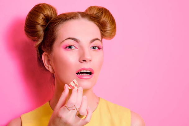portrét roztomilé atraktivní blondýny mladé ženy s čokoládou cukroví v prstech - Fotografie, Obrázek