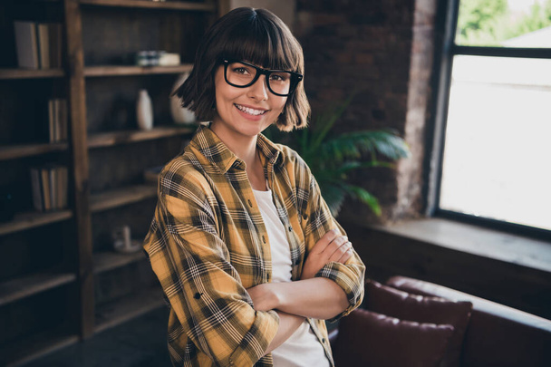 Portrait of charming good mood pretty businesswoman with folded arms wearing eyeglasses relaxing at home indoors - Foto, Imagem