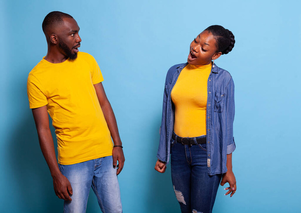 Αφροαμερικανό ζευγάρι που έχει σοκαρισμένη αντίδραση στο στούντιο - Φωτογραφία, εικόνα