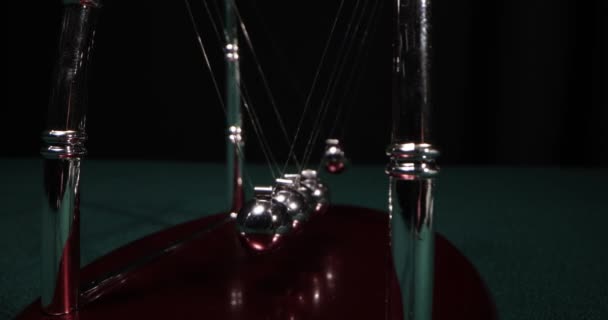 Les boules chromées d'un Newtons Cradle entrent en collision. Newton boules en mouvement - Séquence, vidéo