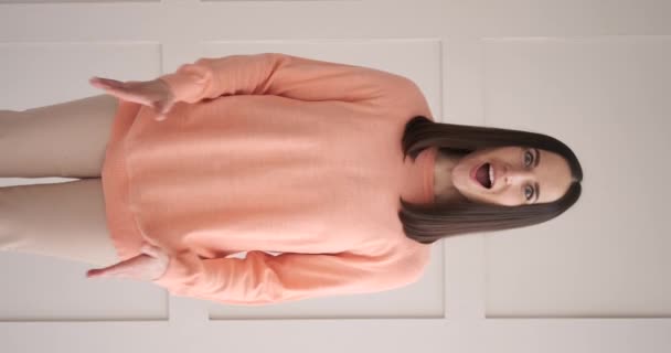 Verblüffte junge Frau feiert Erfolg - Filmmaterial, Video