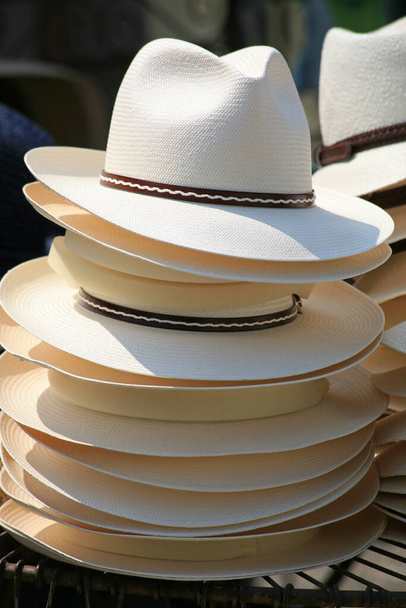 Стек солом'яних капелюхів білої людини
 - Фото, зображення