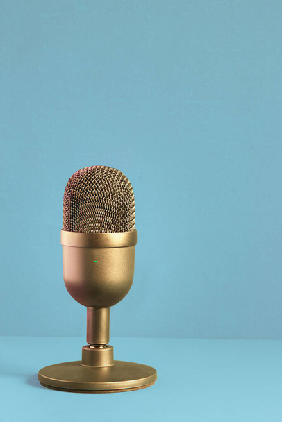 Microfone dourado elegante e luxuosamente projetado para gravação em um fundo texturizado de cor pastel com espaço de cópia. Concursos e entretenimento. - Foto, Imagem