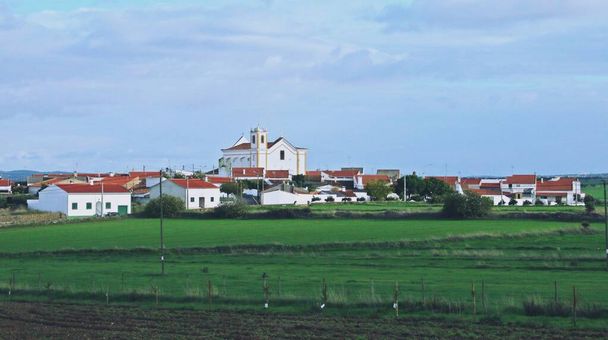 Granja pieni portugalilainen kaupunki, jossa sen kirkko erottuu pienten kalkittujen talojen ympäröimänä. Granja on kylä Mouraon kunnassa, joka rajoittuu Espanjaan. - Valokuva, kuva