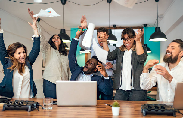 Επιχειρηματική ομάδα διαφορετικών ανθρώπων που γιορτάζουν την επιτυχή εργασία στο γραφείο - Φωτογραφία, εικόνα