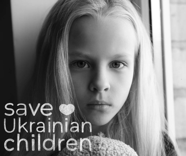 Czarno-biały portret dziewczynki i tekst SAVE UKRAINIAN CHILDREN - Zdjęcie, obraz