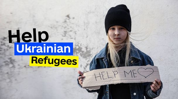 Triest klein meisje met karton met tekst HELP ME op lichte grunge achtergrond. Hulp aan Oekraïense vluchtelingen - Foto, afbeelding