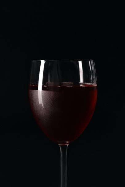 Copa de sabroso vino tinto sobre fondo oscuro - Foto, Imagen