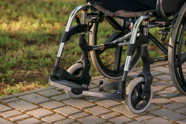 Pusty nowoczesny wózek inwalidzki w parku - Zdjęcie, obraz