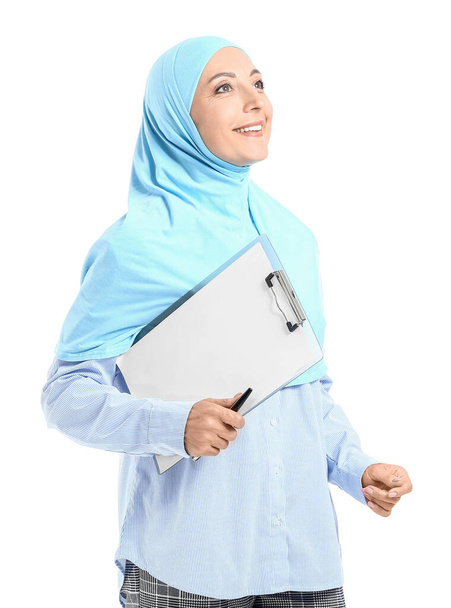 Porträt einer muslimischen Sekretärin mit Klemmbrett auf weißem Hintergrund - Foto, Bild