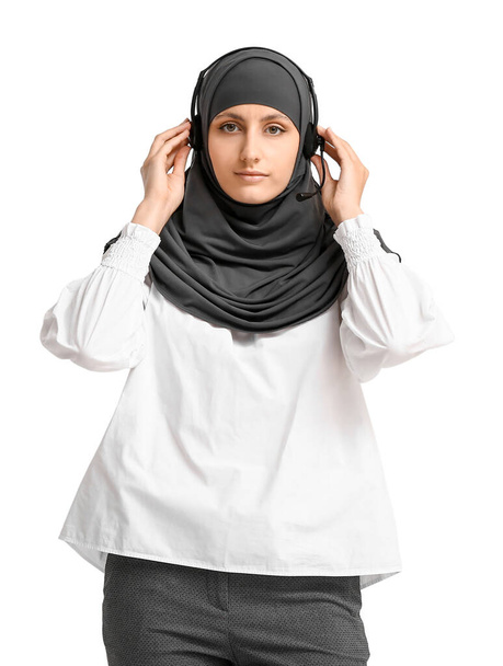 Muslimische Sekretärin mit Headset auf hellem Hintergrund - Foto, Bild