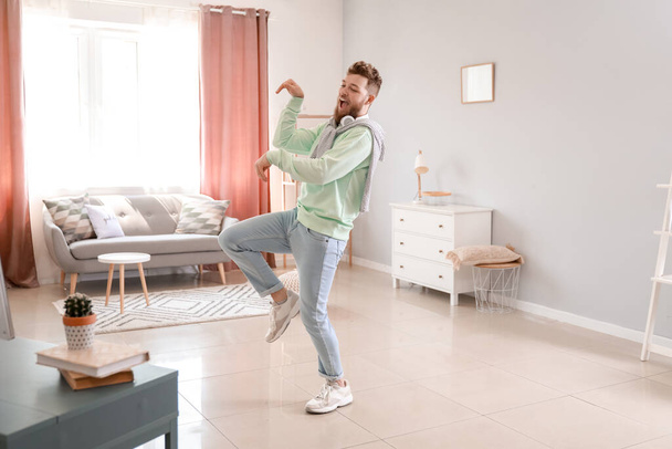 Menő fiatalember, aki otthon táncol - Fotó, kép