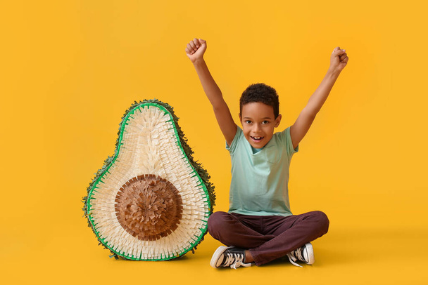 Malý chlapec s mexickou pinata na barevném pozadí - Fotografie, Obrázek