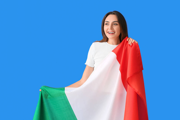 Mujer joven con bandera italiana sobre fondo de color - Foto, Imagen